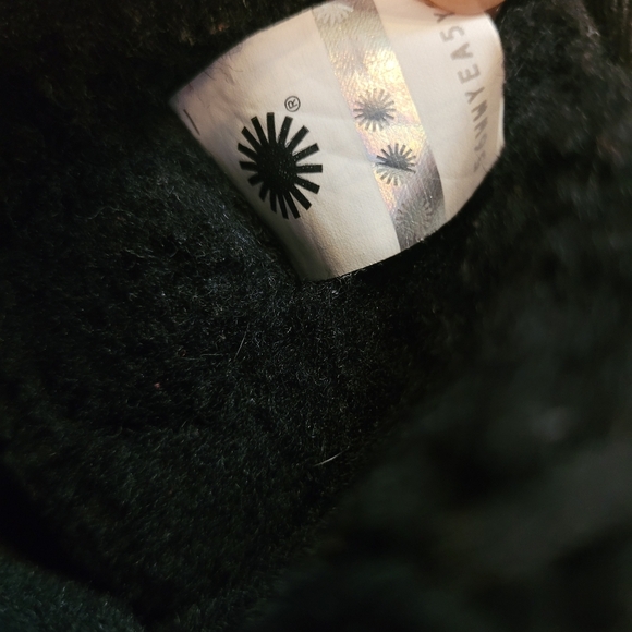 UGG Classic short black LEATHER Women's boots 10 comfy warm shearling lined - Picture 9 of 13